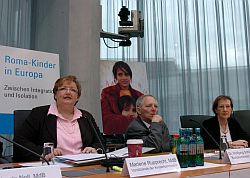 Sitzung Roma-Kinder in Europa (von links): Marlene Rupprecht, SPD, Vorsitzende der Kinderkommission und der Konferenz, Wolfgang Schäuble, CDU/CSU, Bundesminister des Innern, Heide Simonis, UNICEF Deutschland.