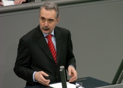 Hartmut Schauerte steht am Rednerpult im Plenarrsaal