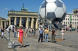 Der WM-Globus in Form eines überdimensionalen Fußballs prägte während der Fußball-WM 2006 das Bild am Pariser Platz vor dem Brandenburger Tor in Berlin