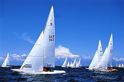 Drachen-Segelboote segeln über die Ostsee bei der Drachen-Segelregatta