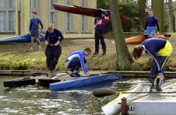 Foto: Junge Kanuten beim Training auf dem Wasser