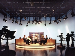 Foto: Im Fernsehstudio des Deutschen Bundestages, v.l.n.r.: Grosse-Brömer (CDU/CSU), Griefahn (SPD), Petersen (Moderator), Göring-Eckardt (B90/GRÜNE), Otto (FDP), Klick vergrößert Bild
