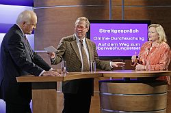 von links: Hans-Peter Uhl (CDU/CSU), Moderator Sönke Petersen und Gisela Piltz (FDP) Klick vergrößert Bild