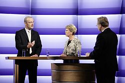 von links: Jens Spahn (CDU/CSU), Martina Bunge (DIE LINKE.) und Moderator Sönke Petersen, Klick vergrößert Bild