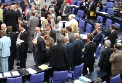 Foto: Abgeordnete während einer namentlichen Abstimmung im Plenarsaal des Reichstagsgebäudes