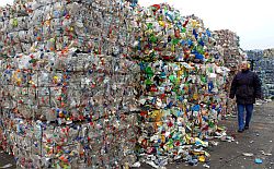 Recyclinghof mit Kunststoff-Flaschen