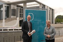 Bundestagspräsident Dr. Norbert Lammert und Bundesministerin Dr. Annette Schavan vor Buchstabeninstallation "D wie Demokratie", Klick vergrößert Foto