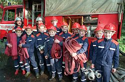 Mitglieder der Jugendfeuerwehr Groß-Schönebeck, die aus Kindern im Alter zwischen neun und vierzehn Jahren besteht. Angeleitet von richtigen Feuerwehrleuten, kommen die Kinder regelmäßig zur Ausbildung zusammen.