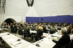 Fraktionssitzung in einem Sitzungssaal