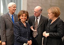 vl.n.r.: Gert Weisskirchen, Charlotte Knobloch, Bundestagspräsident Norbert Lammert, Kanzlerin Angela Merkel