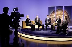 Blick in das Fernsehstudio des Parlamentsfernsehen mit Ausschussmitgliedern