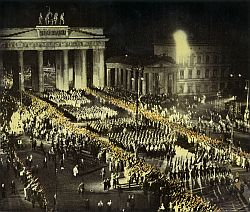 30. Januar 1933: Fackelzug der SA am Brandenburger Tor (Szene wurde im Sommer 1933 nachgestellt)
