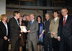 Bundestagspräsident Lammert übergibt Medienpreis 2008, Klick vergrößert Foto