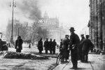 Blick vom Brandenburger Tor auf das brennende Reichstagsgebäude am Morgen des 28. Februar 1933