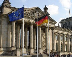 Westportal des Reichstaggebäudes mit Europafahne, Klick vergrößert Foto