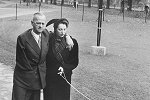 Kurt Schumacher und Annemarie Renger während eines Spazierganges in Bonn 1951.
