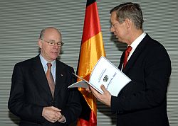 Wehrbeauftragter Robbe (rechts) übergibt Jahrebericht 2007 an Bundestagspräsident Lammert, Klick vergrößert Bild