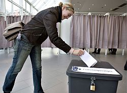 Dänin an der Wahlurne, Klick vergrößert Bild
