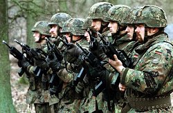 Bundeswehrsoldaten stehen in einer Reihe