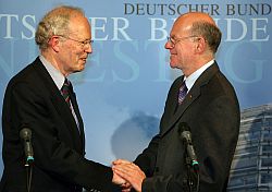 Bundestagspräsident Norbert Lammert (r) gibt am Freitag (11.04.2008) in Berlin dem neuen Vorsitzenden des Deutschen Ethikrates, Edzard Schmidt-Jorzig, die Hand., Klick vergrößert Bild