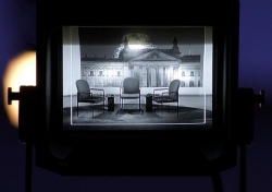 Foto: Display einer Kamera im Fernsehstudio des Deutschen Bundestages