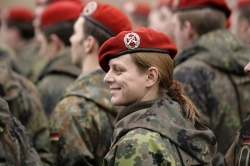 Foto: Soldaten beim Antreten, in der Mitte eine junge Soldatin