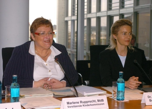 Vorsitzende der Kinderkommission, Marlene Rupprecht (SPD) (li) und die Bundesministerin für Familie, Senioren, Frauen und Jugend, Dr. Ursula von der Leyen