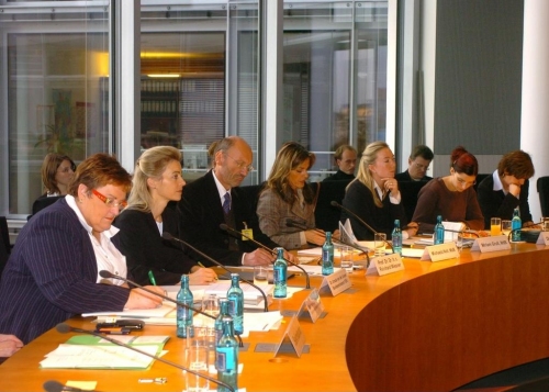 Marlene Rupprecht (SPD), Bundesministerin für Familie, Senioren, Frauen und Jugend, Dr. Ursula von der Leyen, Prof. Dr. Dr. h.c. Reinhard Wiesner, Michaela Noll (CDU/CSU) Miriam Gruß (FDP) Diana Golze (DIE LINKE.) und Ekin Deligöz (B90/GÜNE).