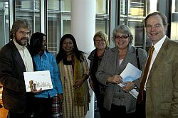 von links: Ausschussvorsitzender Thilo Hoppe, Bündnis 90/Die Grünen, Hasina Akter, Opfer eines Säureattentats,Monira Rahman aus Bangladesh und ganz rechts Dr. Dietrich Garlichs, UNICEF Deutschland