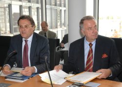 Vorsitzender Hans-Joachim Otto, FDP, der Beauftragte der Bundesregierung für Kultur und Medien (BKM) Staatsminister Bernd Neumann, CDU/CSU