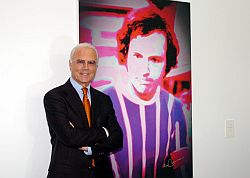 Franz Beckenbauer vor seinem Porträt