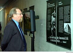 Vizepräsident Wolfgang Thierse in der Ausstellung