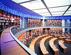 Blick in den Bibliothekssaal im Marie-Elisabeth-Lüders-Haus