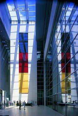 Gerhard Richter, "Schwarz Rot Gold", farbemailliertes Glas, 1996. Eingang West