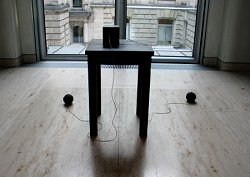 Kunstwerk "Tisch mit Aggregat" vor dem Plenarsaal des Reichstagsgebäudes