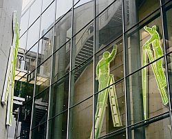 An der Ostfassade sind zwei weithin grün leuchtende je zehn Meter hohe Neonlichtskulpturen des Leipziger Künstlers Neo Rauch.
