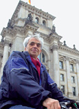 Mit dem Fahrrad vor dem Reichstagsgebäude.