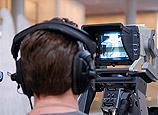 Ein TV-Kameramann auf der Pressetribüne des Plenarsaals.