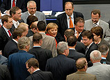 14:00 Plenum: Kanzlerin Merkel und andere Abgeordnete bei der namentlichen Abstimmung.
