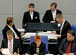 14:26 Plenum: Bundestagsvizepräsidentin Petra Pau gibt das Ergebnis bekannt.