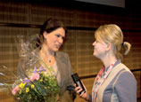 Reporterin Hanna interviewt Ulrike Winkelmann von der taz.