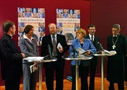 Bundestagspräsident Wolfgang Thierse, SPD, stellt mit Vizepräsident Hermann Otto Solms, FDP, und den Fraktionsvorsitzenden Angela Merkel, CDU, und Katrin Goering-Eckardt, Bündnis 90/Die Grünen, die Politikerbibel vor.