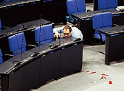 Bild: Leere Stühle im Plenarsaal.