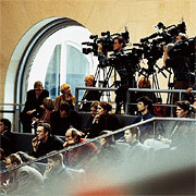 Bild: Pressetribüne mit laufenden Kameras, Fotografen und Journalisten.