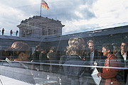Bild: Abgeordnete spiegeln sich in einem Fenster auf der Fraktionsebene.