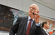 Bild: Während einer SPD-Fraktionsitzung: Der Fraktionsvorsitzende Peter Struck greift zum Mikrofon.