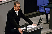 Bild: Reinhold Robbe, Wehrbeauftragter des Deutschen Bundestages, redet bei der Debatte zum Wehrbericht 2004 im Januar diesen Jahres vor dem Parlament.