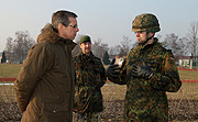 Bild: Der Wehrbeauftragte Reinhold Robbe im Gespräch mit einem Hauptfeldwebel.