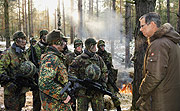 Bild: Der Wehrbeauftragte Reinhold Robbe trifft Soldaten bei einer Übung.