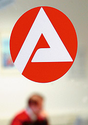 Bild: Arbeitagentur-Logo auf Glasscheibe.